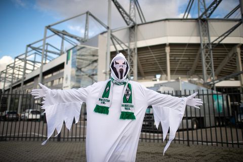 Ein Gladbach-Fan ist als Geist verkleidet