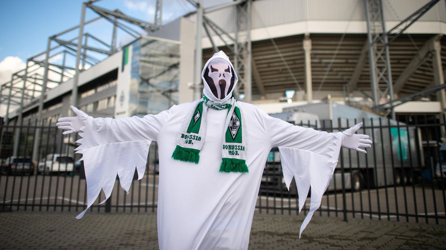 Ein Gladbach-Fan ist als Geist verkleidet