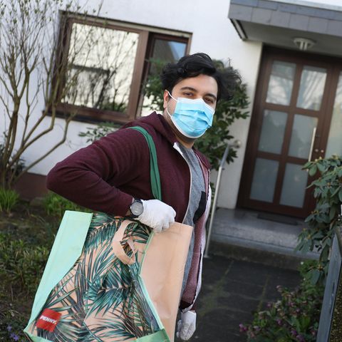 Fardad Hooghoughi, 30, aus Köln geht während der Pandemie für alte Menschen einkaufen