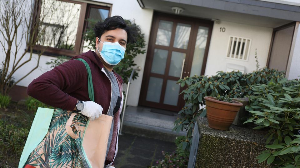 Fardad Hooghoughi, 30, aus Köln geht während der Pandemie für alte Menschen einkaufen