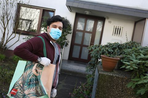 Fardad Hooghoughi, 30, aus Köln geht während der Pandemie für alte Menschen einkaufen