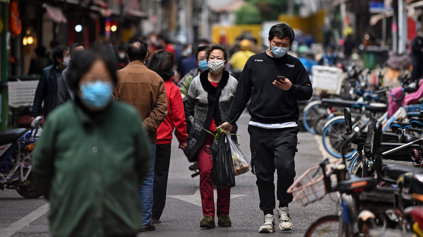Coronavirus: Menschen in Wuhan tragen Atemmasken