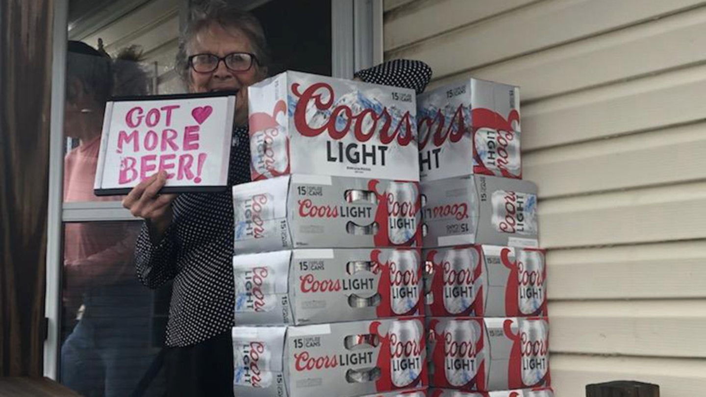 Die 93-jährige Olive Veronesi steht neben einer Palette Dosenbier