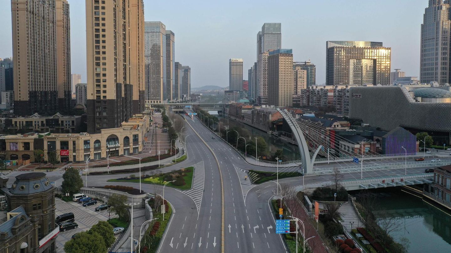 TOPSHOT - This aerial photo taken on March 10, 2020 shows an empty street in Wuhan in China's central Hubei province. - China said on March 10 the epicentre of the new coronavirus outbreak Hubei would relax travel restrictions to allow healthy peop... Wuhan