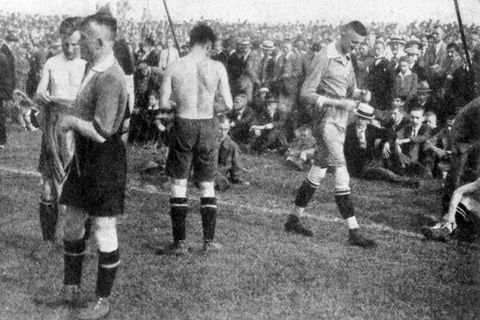 Spieler des Hamburger SV und des 1. FC Nürnberg ziehen sich beim Finale 1922 auf dem Platz um