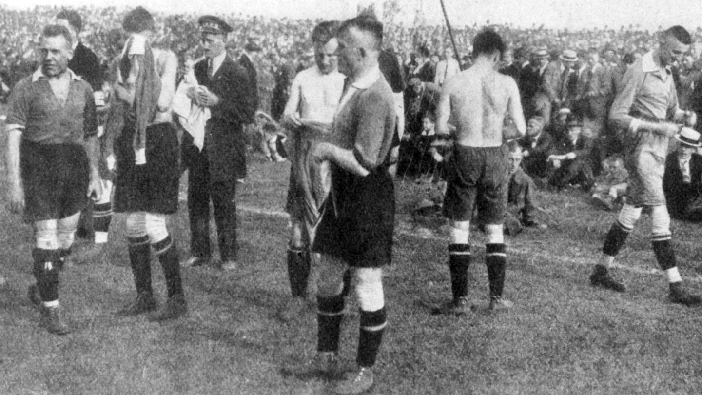 Spieler des Hamburger SV und des 1. FC Nürnberg ziehen sich beim Finale 1922 auf dem Platz um