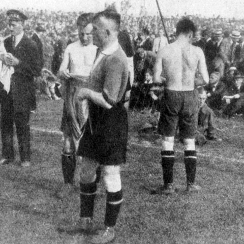 Spieler des Hamburger SV und des 1. FC Nürnberg ziehen sich beim Finale 1922 auf dem Platz um