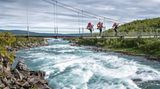 Julius, Jan und Kim auf einer Hängebrücke am Vuojatädno
