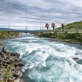 Julius, Jan und Kim auf einer Hängebrücke am Vuojatädno