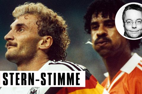 Der Niederländer Frank Rijkaard (r.) spuckt auch in der Wiederholung immer noch Rudi Völler an