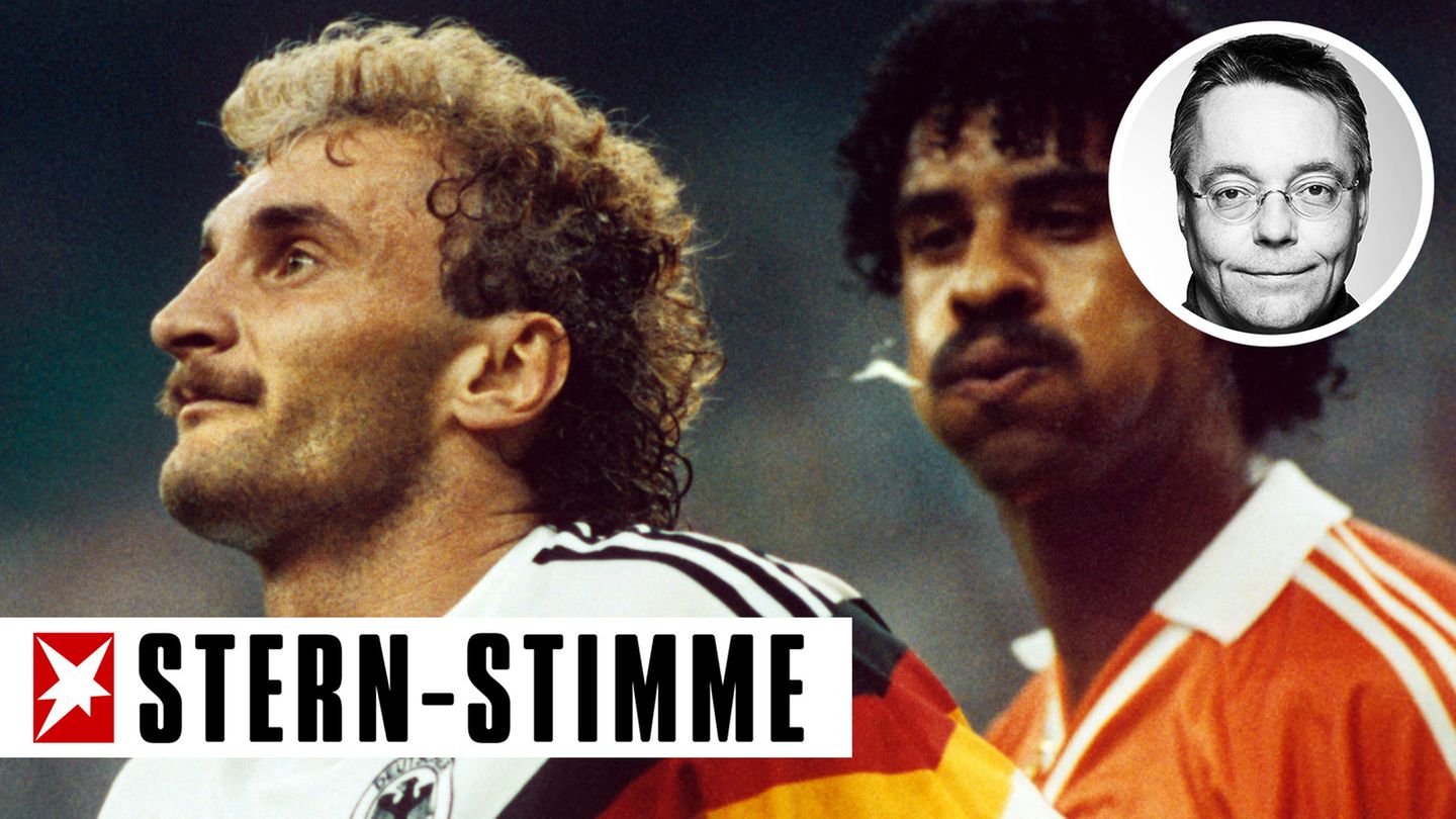 Der Niederländer Frank Rijkaard (r.) spuckt auch in der Wiederholung immer noch Rudi Völler an