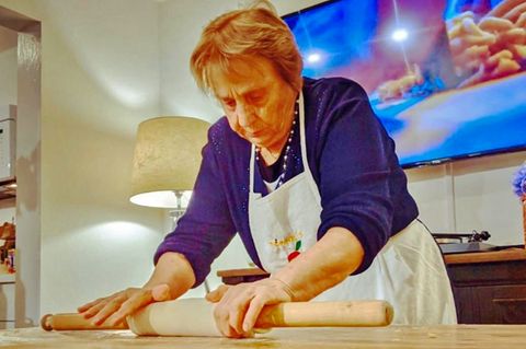 Nonna Nerina rollt den Pasta-Teig.