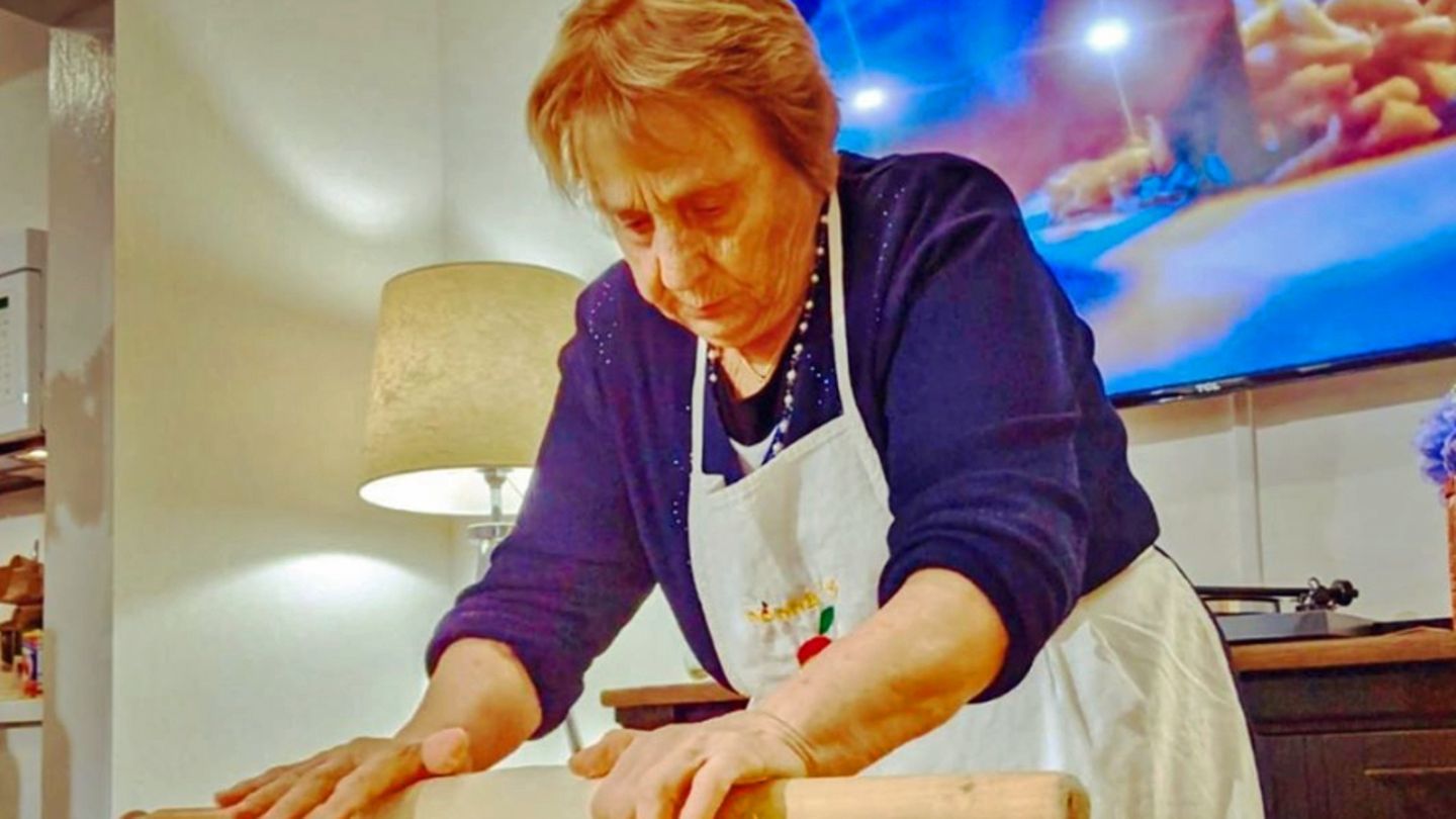 Nonna Nerina rollt den Pasta-Teig.