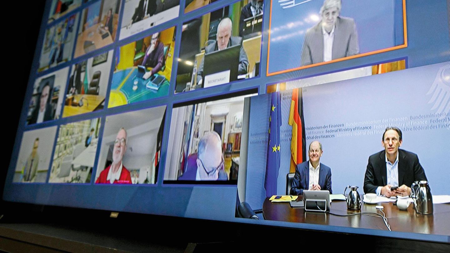 Bundesfinanzminister Olaf Scholz, SPD, und Staatssekretaer Joerg Kukies nemen an einer Videokonferenz der Eurogruppe teil. Berlin, 24.03.2020 Berlin Deutschland *** Federal Finance Minister Olaf Scholz, SPD, and State Secretary Joerg Kukies take part in... Videochat der Finanzmister