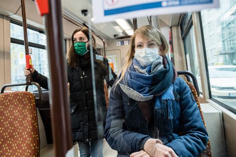 Zwei Frauen tragen in einer Straßenbahn in Jena eine Schutzmaske