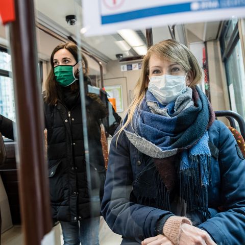 Zwei Frauen tragen in einer Straßenbahn in Jena eine Schutzmaske