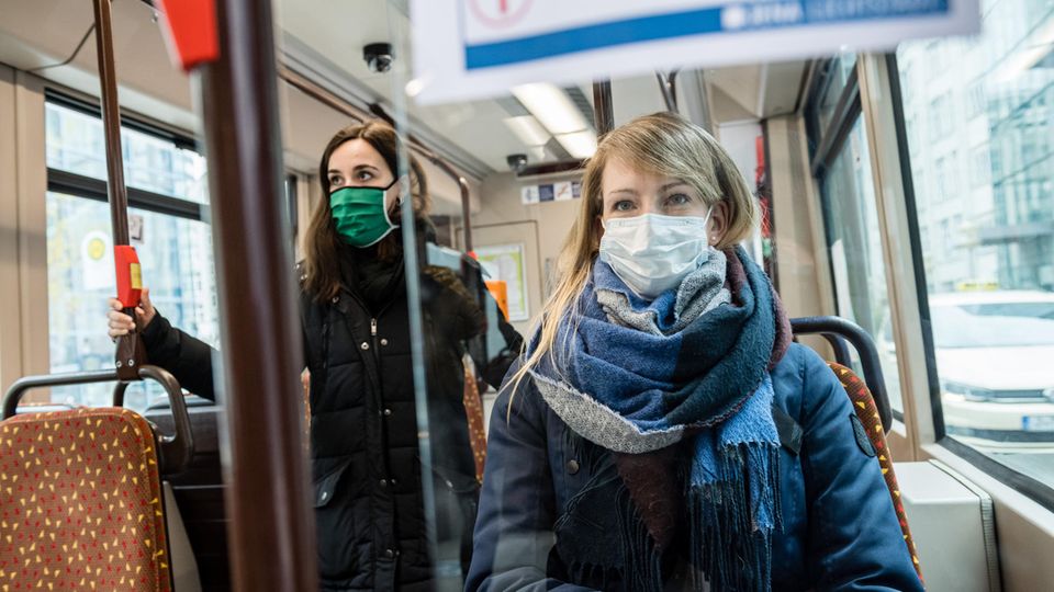 Zwei Frauen tragen in einer Straßenbahn in Jena eine Schutzmaske