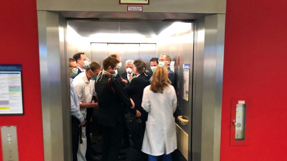 Mit Menschen gefüllter Fahrstuhl