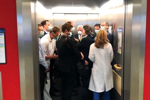 Mit Menschen gefüllter Fahrstuhl
