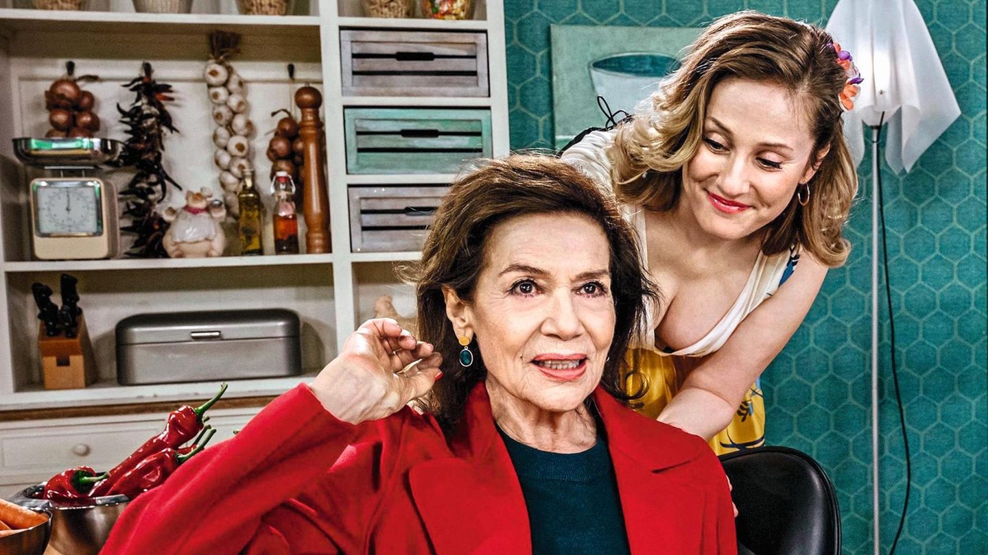 Für Kultur Heft 17/2020 ONE LANG LEBE DIE KÖNIGIN, am Sonntag (03.05.20) um 20:15 Uhr.Rose (Hannelore Elsner, links) platzt zusammen mit ihrem Lebensgefährten Werner Wittich (Günther Maria Halmer) unangekündigt ins TV-Studio, in dem Tochter Nina (Marl... Hannelore Elsner (l.) und ihre Kollegin Marlene Morreis