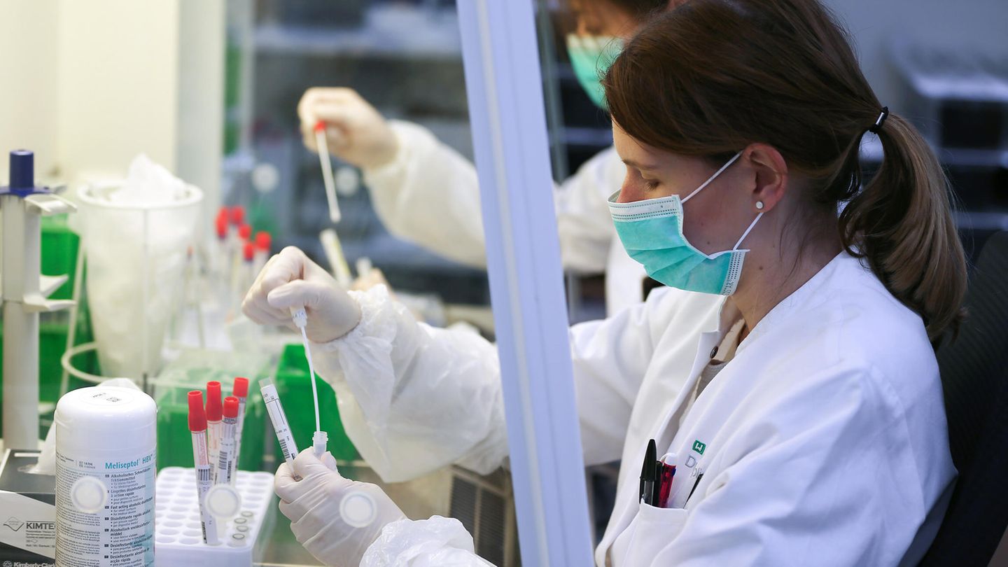 Forscherinnen führen Tests zum Coronavirus durch (Symbolbild)