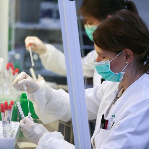Forscherinnen führen Tests zum Coronavirus durch (Symbolbild)
