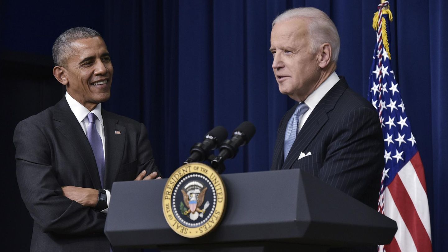 Joe Biden mit Barack Obama am Rednerpult des US-Präsidenten