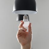 Energiesparlampen rein: Lohnt das?  Ja! Energiesparlampen sparen im Vergleich zur Glühlampe nicht nur 80 Prozent Strom und Betriebskosten, sondern auch 80 Prozent CO2 bei der Herstellung. Der höhere Preis rechnet sich durch die Stromersparnis schon nach etwa einem Jahr. Nachteil: Geht eine Energiesparlampe zu Bruch, wird Quecksilber in kleinsten Mengen frei. Die Scherben sollte man nicht mit bloßen Händen anfassen. Am besten in einen luftdichten Beutel packen. Fürs Kinderzimmer sind Lampen mit bruchsicherer Hülle empfehlenswert. Mittlerweile gibt es auch Modelle, in denen das Quecksilber mit Amalgam fest gebunden ist.  Bewertung  •Investition: 7 bis 9 Euro für eine 11-Watt-Energiesparlampe (entspricht 60-Watt-Birne)  •Amortisation: nach etwa einem Jahr  •CO2-Einsparung: 30 kg pro Jahr  •Aufwand: die Suche nach einer passenden Lampe ist manchmal schwierig  Gesamturteil: ****