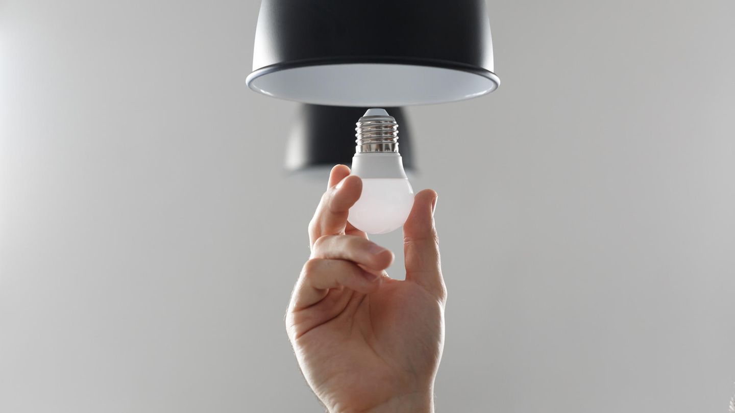 Energiesparen im Haushalt: Energiesparlampen rein: Lohnt das? Ja! Energiesparlampen sparen im Vergleich zur Glühlampe nicht nur 80 Prozent Strom und Betriebskosten, sondern auch 80 Prozent CO2 bei der Herstellung. Der höhere Preis rechnet sich durch die Stromersparnis schon nach etwa einem Jahr. Nachteil: Geht eine Energiesparlampe zu Bruch, wird Quecksilber in kleinsten Mengen frei. Die Scherben sollte man nicht mit bloßen Händen anfassen. Am besten in einen luftdichten Beutel packen. Fürs Kinderzimmer sind Lampen mit bruchsicherer Hülle empfehlenswert. Mittlerweile gibt es auch Modelle, in denen das Quecksilber mit Amalgam fest gebunden ist. Bewertung •Investition: 7 bis 9 Euro für eine 11-Watt-Energiesparlampe (entspricht 60-Watt-Birne) •Amortisation: nach etwa einem Jahr •CO2-Einsparung: 30 kg pro Jahr •Aufwand: die Suche nach einer passenden Lampe ist manchmal schwierig Gesamturteil: **** Energiesparlampen rein: Lohnt das? Ja! Energiesparlampen sparen im Vergleich zur Glühlampe nicht nur 80 Prozent Strom und Betriebskosten, sondern auch 80 Prozent CO2 bei der Herstellung. Der höhere Preis rechnet sich durch die Stromersparnis schon nach etwa einem Jahr. Nachteil: Geht eine Energiesparlampe zu Bruch, wird Quecksilber in kleinsten Mengen frei. Die Scherben sollte man nicht mit bloßen Händen anfassen. Am besten in einen luftdichten Beutel packen. Fürs Kinderzimmer sind Lampen mit bruchsicherer Hülle empfehlenswert. Mittlerweile gibt es auch Modelle, in denen das Quecksilber mit Amalgam fest gebunden ist. Bewertung •Investition: 7 bis 9 Euro für eine 11-Watt-Energiesparlampe (entspricht 60-Watt-Birne) •Amortisation: nach etwa einem Jahr •CO2-Einsparung: 30 kg pro Jahr •Aufwand: die Suche nach einer passenden Lampe ist manchmal schwierig Gesamturteil: ****