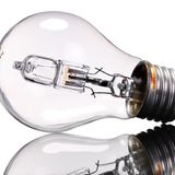 Wie gut sind Halogenlampen?  Beim Kauf auf das Kürzel IRC ("infrarotbeschichtet") achten! IRC-Halogenlampen sind die einzigen Halogenlampen, die man als effizient bezeichnen kann. Standardhalogenlampen verbrauchen zum Teil sogar mehr Strom als Glühlampen. Was für sie spricht: Halogenlampen enthalten kein Quecksilber. Sie vertragen häufiges Ein- und Ausschalten besser als Energiesparlampen. Zudem erzeugen sie ein wärmeres Licht und haben eine sehr gute Farbwiedergabe. Das macht Halogenlampen zur Alternative für alle, die das Licht der Energiesparlampen nicht mögen. Oder bei denen eine Designerleuchte hängt, in der eine klobige Sparlampe nicht gut aussähe.  Bewertung  •Investition: 2 bis 4 Euro pro Stück  •Amortisationszeit: etwa ein Jahr  •CO2-Einsparung: wer die 60-Watt-Glühlampe durch eine 42-Watt-ICR-Halogenlampe ersetzt, spart 9 kg pro Jahr  •Aufwand: gering  Gesamturteil: **