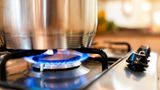 Soll man beim Kochen von Strom auf Gas umstellen?  Wenn nur auf die Energieeffizienz geachtet wird: ja! Ein Gasherd verbraucht im Vergleich zum Elektroherd nur etwa die Hälfte an Primärenergie. Das Gas erzeugt direkt Wärme, während der Strom erst unter hohem Aufwand aus anderen Energieträgern gewonnen wird. Dadurch wird, wenn man den deutschen Strommix zugrunde legt, beim Kochen mit Gas etwa halb so viel CO2 freigesetzt. Dieses Argument für den Gasherd gilt aber nicht mehr, wenn man mit CO2-freiem Ökostrom kocht. Am sparsamsten geht das mit einem Induktionskochfeld. Allerdings sind Induktionsherde mit Preisen ab 1000 Euro noch so teuer, dass sich die Investition allein wegen der Energieeinsparung nicht rechnet. Zudem funktionieren sie nur mit magnetischem Kochgeschirr, das alte muss ausgemustert und ersetzt werden. Anders ist es beim Gasherd: Der mit rund 300 Euro im Vergleich zu einem Standardelektroherd etwas höhere Anschaffungspreis macht sich durch die Stromersparnis schnell bezahlt. Vorausgesetzt allerdings, es ist bereits ein Gasanschluss im Haus vorhanden. Ein Neuanschluss würde nämlich mit Kosten von rund 2500 Euro die Rechnung sprengen.  Bewertung  •Investition: ab 300 Euro  •Amortisation: wenige Jahre  •CO2-Einsparung: im Dreipersonenhaushalt rund 100 kg im Jahr  •Aufwand: Installation nötig  Gesamturteil: **