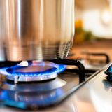 Soll man beim Kochen von Strom auf Gas umstellen?  Wenn nur auf die Energieeffizienz geachtet wird: ja! Ein Gasherd verbraucht im Vergleich zum Elektroherd nur etwa die Hälfte an Primärenergie. Das Gas erzeugt direkt Wärme, während der Strom erst unter hohem Aufwand aus anderen Energieträgern gewonnen wird. Dadurch wird, wenn man den deutschen Strommix zugrunde legt, beim Kochen mit Gas etwa halb so viel CO2 freigesetzt. Dieses Argument für den Gasherd gilt aber nicht mehr, wenn man mit CO2-freiem Ökostrom kocht. Am sparsamsten geht das mit einem Induktionskochfeld. Allerdings sind Induktionsherde mit Preisen ab 1000 Euro noch so teuer, dass sich die Investition allein wegen der Energieeinsparung nicht rechnet. Zudem funktionieren sie nur mit magnetischem Kochgeschirr, das alte muss ausgemustert und ersetzt werden. Anders ist es beim Gasherd: Der mit rund 300 Euro im Vergleich zu einem Standardelektroherd etwas höhere Anschaffungspreis macht sich durch die Stromersparnis schnell bezahlt. Vorausgesetzt allerdings, es ist bereits ein Gasanschluss im Haus vorhanden. Ein Neuanschluss würde nämlich mit Kosten von rund 2500 Euro die Rechnung sprengen.  Bewertung  •Investition: ab 300 Euro  •Amortisation: wenige Jahre  •CO2-Einsparung: im Dreipersonenhaushalt rund 100 kg im Jahr  •Aufwand: Installation nötig  Gesamturteil: **