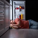 Sind sieben Grad im Kühlschrank kalt genug?  Eine Temperatur bis maximal sieben Grad im Kühlschrank halten Experten vom Bundesinstitut für Risikobewertung aus hygienischer Sicht für noch akzeptabel. Allerdings muss das Gerät dann regelmäßig gereinigt werden - und es sollten folgende Regeln gelten: Lebensmittel gehören in geschlossene Behälter oder werden ganz abgedeckt. Frisches Gemüse kommt ins Gemüsefach. Fleisch, Fisch und Geflügel ins Fach darüber. Das alles gilt übrigens auch bei Temperaturen unter sieben Grad, denn Kälte ist kein Ersatz für Hygiene. Wer kurzfristig rohes Hackfleisch lagert, muss die Temperatur auf zwei Grad herunterfahren. Tipp: Überprüfen Sie die Temperatur an verschiedenen Stellen im Kühlschrank mit einem Thermometer.  Bewertung  •Investition: ein Thermometer für wenige Euro  •Amortisation: sofort  •CO2-Einsparung: in einem Dreipersonenhaushalt pro Jahr bis 70 kg  •Aufwand: gering, prüfen Sie die Temperatur aber regelmäßig  Gesamturteil: ***