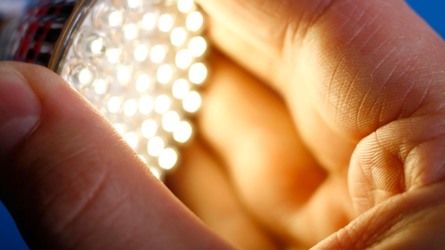 Energiesparen im Haushalt: Wie gut sind LED-Lampen? Der Preis für LED, kurz für "Light-Emitting Diode", war lange Zeit das größte Problem. Modelle mit Schraubsockel, die in herkömmliche Fassungen passen, kosteten zwischen 30 und 60 Euro. Mittlerweile gibt es aber gute Modelle (Toshiba E-Core, 5,5 Watt) für 15 Euro. Vieles spricht dafür, dass den winzigen Leuchtdioden die Zukunft gehört: Sie sollen bis zu 25 Jahre halten, extrem schaltfest sein und 80 Prozent Strom sparen. LED enthalten kein Quecksilber oder andere Giftstoffe und dürfen deshalb im Hausmüll entsorgt werden. Wer LEDs zu Hause ausprobieren will, sollte damit dort anfangen, wo das Licht oft und lange brennt. Bewertung •Investition: 15 bis 60 Euro •Amortisation: nach einem oder wenigen Jahren •CO2-Einsparung: im Vergleich zur 60-Watt-Glühlampe 33 kg •Aufwand: gering Gesamturteil: ** Wie gut sind LED-Lampen? Der Preis für LED, kurz für "Light-Emitting Diode", war lange Zeit das größte Problem. Modelle mit Schraubsockel, die in herkömmliche Fassungen passen, kosteten zwischen 30 und 60 Euro. Mittlerweile gibt es aber gute Modelle (Toshiba E-Core, 5,5 Watt) für 15 Euro. Vieles spricht dafür, dass den winzigen Leuchtdioden die Zukunft gehört: Sie sollen bis zu 25 Jahre halten, extrem schaltfest sein und 80 Prozent Strom sparen. LED enthalten kein Quecksilber oder andere Giftstoffe und dürfen deshalb im Hausmüll entsorgt werden. Wer LEDs zu Hause ausprobieren will, sollte damit dort anfangen, wo das Licht oft und lange brennt. Bewertung •Investition: 15 bis 60 Euro •Amortisation: nach einem oder wenigen Jahren •CO2-Einsparung: im Vergleich zur 60-Watt-Glühlampe 33 kg •Aufwand: gering Gesamturteil: **
