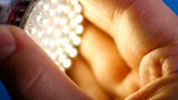 Wie gut sind LED-Lampen?  Der Preis für LED, kurz für "Light-Emitting Diode", war lange Zeit das größte Problem. Modelle mit Schraubsockel, die in herkömmliche Fassungen passen, kosteten zwischen 30 und 60 Euro. Mittlerweile gibt es aber gute Modelle (Toshiba E-Core, 5,5 Watt) für 15 Euro. Vieles spricht dafür, dass den winzigen Leuchtdioden die Zukunft gehört: Sie sollen bis zu 25 Jahre halten, extrem schaltfest sein und 80 Prozent Strom sparen. LED enthalten kein Quecksilber oder andere Giftstoffe und dürfen deshalb im Hausmüll entsorgt werden. Wer LEDs zu Hause ausprobieren will, sollte damit dort anfangen, wo das Licht oft und lange brennt.  Bewertung  •Investition: 15 bis 60 Euro  •Amortisation: nach einem oder wenigen Jahren  •CO2-Einsparung: im Vergleich zur 60-Watt-Glühlampe 33 kg  •Aufwand: gering  Gesamturteil: **