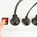 Sind schaltbare Steckerleisten sinnvoll?  Bei den meisten Elektrogeräten lohnt es sich, den Stecker zu ziehen oder sie mit einer schaltbaren Steckerleiste vom Netz zu nehmen. Zu den großen Stand-by-Sündern gehören Fernseher, Receiver und DVD-Rekorder, Hifi-Anlagen, Computer samt Monitor, Drucker und DSL-Router. Der rote Leuchtschalter auf der Leiste muss aber auch tatsächlich gedrückt werden. In einer bundesweiten Umfrage fand das Öko-Institut Freiburg jedenfalls keinen Zusammenhang zwischen der Anzahl der Steckerleisten - die Hälfte der Haushalte besitzt vier oder mehr davon - und dem tatsächlichen Ausschalten der Geräte.  Bewertung  •Investition: ab fünf Euro  •Amortisationszeit: nach wenigen Monaten  •CO2-Einsparung: rund 222 kg pro Jahr in einem Dreipersonenhaushalt  •Aufwand: im Prinzip einfach, allerdings eine Frage der Disziplin und Gewöhnung  Gesamturteil: ****
