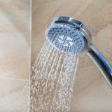 Spart ein Sparduschkopf wirklich?  Bei guten Produkten ist kaum zu merken, dass aus dem Sparduschkopf weniger Wasser fließt. Sicher ist: Mit einem Sparduschkopf lässt sich der Wasserverbrauch um bis zu 50 Prozent reduzieren. Für den Geldbeutel macht sich das gleich zweimal bemerkbar, weil sowohl Wasser- als auch Energiekosten sinken. Übrigens: Im Durchschnitt duschen die Deutschen sechs Minuten.  Bewertung  •Investition: 20 bis 100 Euro  •Amortisation: einige Wochen  •CO2-Einsparung: bei 300 Duschen à sechs Minuten: zwischen 390 kg (Gasheizung) und 520 kg (Öl) pro Jahr  •Aufwand: gering  Gesamturteil: ****