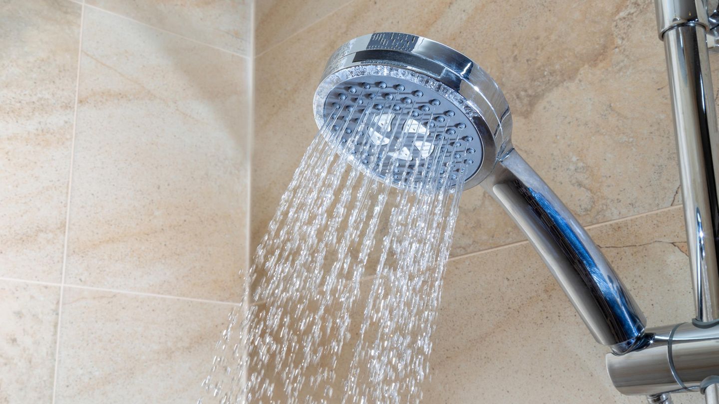 Energiesparen im Haushalt: Spart ein Sparduschkopf wirklich? Bei guten Produkten ist kaum zu merken, dass aus dem Sparduschkopf weniger Wasser fließt. Sicher ist: Mit einem Sparduschkopf lässt sich der Wasserverbrauch um bis zu 50 Prozent reduzieren. Für den Geldbeutel macht sich das gleich zweimal bemerkbar, weil sowohl Wasser- als auch Energiekosten sinken. Übrigens: Im Durchschnitt duschen die Deutschen sechs Minuten. Bewertung •Investition: 20 bis 100 Euro •Amortisation: einige Wochen •CO2-Einsparung: bei 300 Duschen à sechs Minuten: zwischen 390 kg (Gasheizung) und 520 kg (Öl) pro Jahr •Aufwand: gering Gesamturteil: **** Spart ein Sparduschkopf wirklich? Bei guten Produkten ist kaum zu merken, dass aus dem Sparduschkopf weniger Wasser fließt. Sicher ist: Mit einem Sparduschkopf lässt sich der Wasserverbrauch um bis zu 50 Prozent reduzieren. Für den Geldbeutel macht sich das gleich zweimal bemerkbar, weil sowohl Wasser- als auch Energiekosten sinken. Übrigens: Im Durchschnitt duschen die Deutschen sechs Minuten. Bewertung •Investition: 20 bis 100 Euro •Amortisation: einige Wochen •CO2-Einsparung: bei 300 Duschen à sechs Minuten: zwischen 390 kg (Gasheizung) und 520 kg (Öl) pro Jahr •Aufwand: gering Gesamturteil: ****