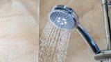 Spart ein Sparduschkopf wirklich?  Bei guten Produkten ist kaum zu merken, dass aus dem Sparduschkopf weniger Wasser fließt. Sicher ist: Mit einem Sparduschkopf lässt sich der Wasserverbrauch um bis zu 50 Prozent reduzieren. Für den Geldbeutel macht sich das gleich zweimal bemerkbar, weil sowohl Wasser- als auch Energiekosten sinken. Übrigens: Im Durchschnitt duschen die Deutschen sechs Minuten.  Bewertung  •Investition: 20 bis 100 Euro  •Amortisation: einige Wochen  •CO2-Einsparung: bei 300 Duschen à sechs Minuten: zwischen 390 kg (Gasheizung) und 520 kg (Öl) pro Jahr  •Aufwand: gering  Gesamturteil: ****