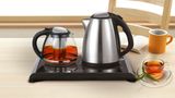 Stets Wasserkocher, Eierkocher und Kaffeemaschine nutzen?  Ist ein Heer aus Kleingeräten, die alle unter großem Energieaufwand hergestellt werden, tatsächlich energiesparender als ein Herd? Ja, ist es. Ein Wasserkocher oder eine (einfache!) Kaffeemaschine brauchen rund 40 Prozent weniger Energie als eine elektrische Herdplatte. Das gilt für gusseiserne Herdplatten genauso wie für Ceranfelder. Über den gesamten Lebenszyklus der Haushaltsgeräte betrachtet, machen Energieverbrauch und CO2-Ausstoß für Herstellung, Transport und Entsorgung nur etwa ein Prozent des Gesamtenergieaufwands aus. Die kleinen Küchenhelfer entlasten also tatsächlich die Umwelt. Zu beachten: An Kaffeemaschinen und Mikrowellen leuchten immer öfter Display-Anzeigen und Sonderfunktionen, die selbst im Stand-by-Betrieb noch ordentlich Strom ziehen. Bei vielen Espressomaschinen vermiest zudem der Herstellungs-, Verpackungs- und Entsorgungsaufwand für Pads oder Kapseln die Ökobilanz.  Bewertung  •Investition: unter 100 Euro, Kaffeemaschinen auch mehr  •Amortisation: unterschiedlich, Wasserkocher nach weniger als zwei Jahren  •CO2-Einsparung: wer mit einem Wasserkocher täglich drei Liter Wasser erhitzt, statt sie auf den Herd zu stellen, spart 44 kg pro Jahr  •Aufwand: gering  Gesamturteil: ***