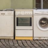 Sollen Stromfresser im Haushalt immer so schnell wie möglich ausgetauscht werden?  Für Kühl- und Gefrierschränke gibt es eine klare Antwort: Ist das Gerät älter als zehn Jahre, ist ein Austausch sinnvoll. Voraussetzung: Das neue Gerät muss den Effizienzklassen A++ oder A+++ angehören. Dann verbraucht es im Vergleich zum Vorgänger nicht einmal halb so viel Strom. Und schon nach wenigen Jahren werden Energieaufwand und CO2-Ausstoß, die bei Entsorgung und Herstellung anfallen, ausgeglichen. Für den Geldbeutel lohnt es sich auch - allerdings erst sehr viel später: Je nach Gerät und Energieersparnis dauert es acht Jahre und länger, bis der Anschaffungspreis wieder drin ist. Bei anderen Haushaltsgeräten wie Waschmaschine, Spülmaschine oder Trockner bringt ein vorzeitiger Austausch aus Sicht der CO2-Bilanz in der Regel keine Vorteile.  Bewertung  •Investition: je nach Gerätetyp und -modell mehrere Hundert Euro  •Amortisation: wenn die Stromersparnis über die Lebensdauer höher als der Anschaffungspreis ist  •CO2-Einsparung: ein Kühlschrank Effizienzklasse A++ spart im Vergleich zu einem zehn Jahre alten Modell 100 kg pro Jahr  •Aufwand: gering, aber hohe Investition  Gesamturteil: ***