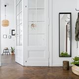 Türen zu! Hilft das wirklich?  Ganz bestimmt. Aber Achtung! Eine verbreitete Gewohnheit ist es, im Winter die Tür zum Schlafzimmer zu öffnen, um dieses "etwas zu temperieren". Dabei strömen große Mengen Luftfeuchte aus den wärmeren Wohnräumen hinein, die von der kühleren Schlafzimmerluft nicht aufgenommen werden können. Die Feuchte schlägt sich dann an den Wänden nieder. Schimmel kann entstehen. Problem: Besonders in Haushalten mit Kindern ist der Tipp "Tür zu!" schwierig umzusetzen. Denn Kinder lieben offene Türen.  Bewertung  •Investition: kostenlos  •Amortisation: sofort  •Aufwand: gering  Gesamturteil: ***