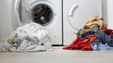 Soll Kleidung bei niedrigen Temperaturen gewaschen werden? Und ist das dann auch hygienisch?  Waschen bei 30 Grad, dazu ein mildes Colorwaschmittel - in vielen Haushalten ist der ökologische Waschgang längst Routine. Doch Experten wie Martin Exner, Direktor am Hygiene-Institut der Universität Bonn, warnen vor "Umweltschutz auf Kosten der Gesundheit". Exner und sein Team kamen im Test mit Staphylokokken, die Infektionen der Haut oder der Atemwege verursachen, zu einem erschreckenden Ergebnis: Die Bakterien überleben Niedrigtemperaturwaschgänge mit Colorwaschmitteln meist völlig unbeschadet. Erst Waschgänge ab 40 Grad mit bleichmittelhaltigem Vollwaschmittel töten die Keime ab. Nun kursieren natürlich in einem normalen Haushalt nicht ständig gefährliche Keime. Wenn nicht gerade ein Familienmitglied an einer Infektion leidet oder Pflegebedürftige im Haus leben, darf auch weiter energiesparend gewaschen werden. Ein- bis zweimal im Monat sollte aber ein 60-Grad-Waschgang mit Vollwaschmittel inklusive Bleichmittel drin sein. Damit verhindert man auch, dass sich in der Waschmaschine Bakterien und Pilze vermehren.  Bewertung  •Investition: kostenlos  •Amortisation: bei jedem Waschgang  •CO2-Einsparung: in einem Dreipersonenhaushalt, der mit 30 statt 40 Grad wäscht, im Jahr 50 kg  •Aufwand: keiner  Gesamturteil: ***