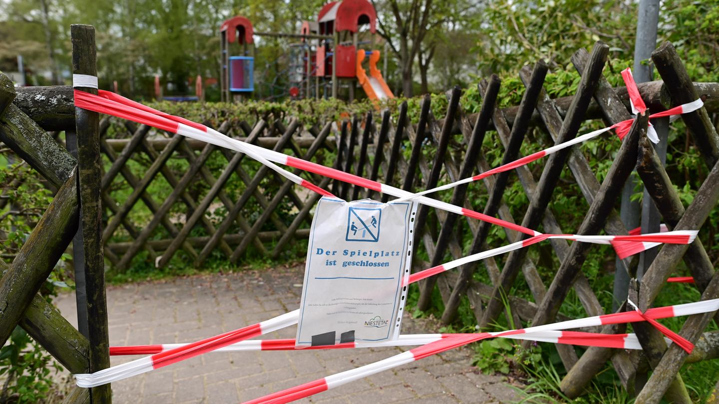 Tummeln sich hier wieder bald Kinder? Ein gesperrter Spielplatz im hessischen Sandershausen Tummeln sich hier wieder bald Kinder? Ein gesperrter Spielplatz im hessischen Sandershausen