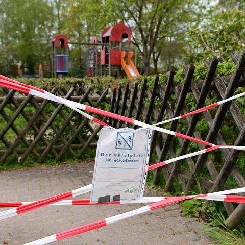 Tummeln sich hier wieder bald Kinder? Ein gesperrter Spielplatz im hessischen Sandershausen