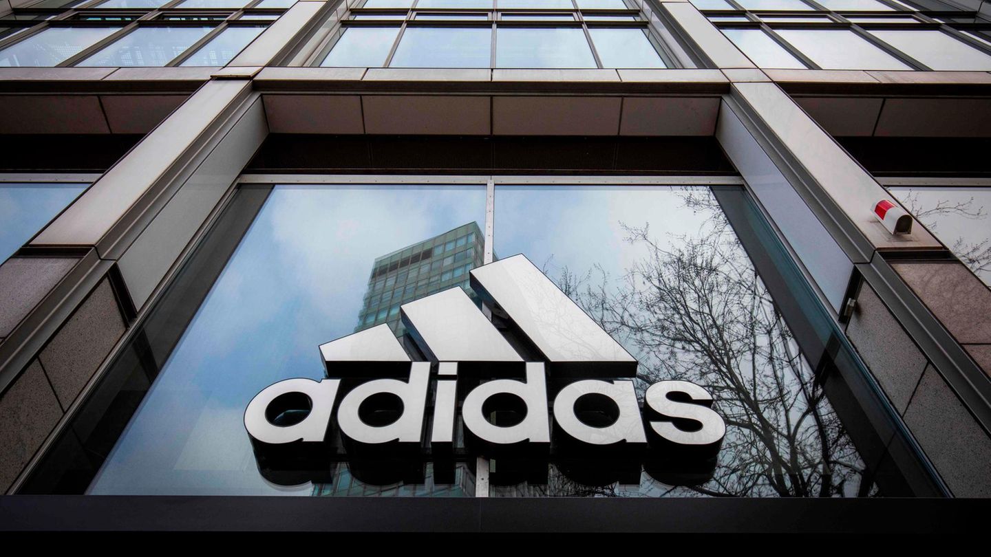 Das Logo der Firma Adidas an einem seiner Filialen in Berlin