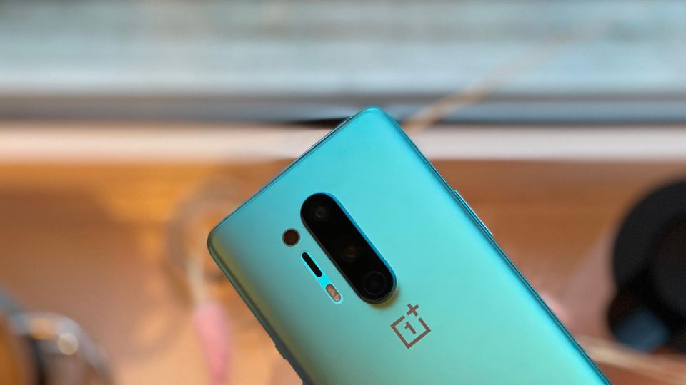 Neues Smartphone: Die Rückseite ist schlicht, die Ausbuchtung des Kamera-Setups aber sehr ausgeprägt Die Rückseite ist schlicht, die Ausbuchtung des Kamera-Setups aber sehr ausgeprägt