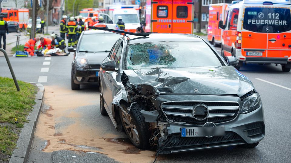 Nachrichten Deutschland Hamburg Nachrichten aus Deutschland: Ein demoliertes Auto steht nach einem Unfall in Hamburg an einer Straße