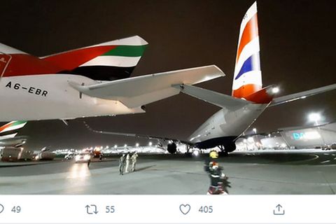 Die Boeing 777 von Emirates und das Heck des Airbus A350 von British Airways