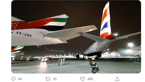 Die Boeing 777 von Emirates und das Heck des Airbus A350 von British Airways